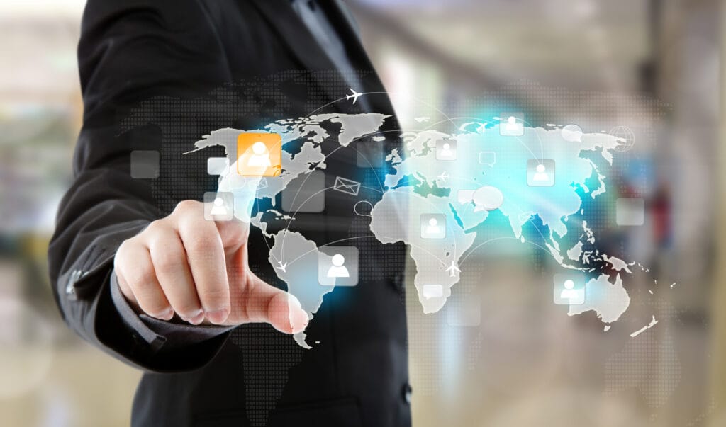 Un empresario tocando una pantalla virtual