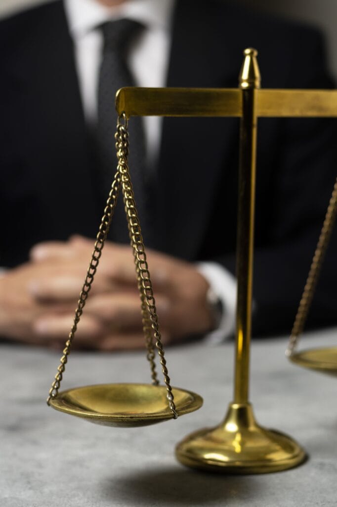 La ley Justica equilibra los requisitos de visado Políticas de requisitos de visado: balanza de la justicia en primer plano, con un hombre trajeado al fondo que representa la autoridad en la definición de los requisitos de visado.