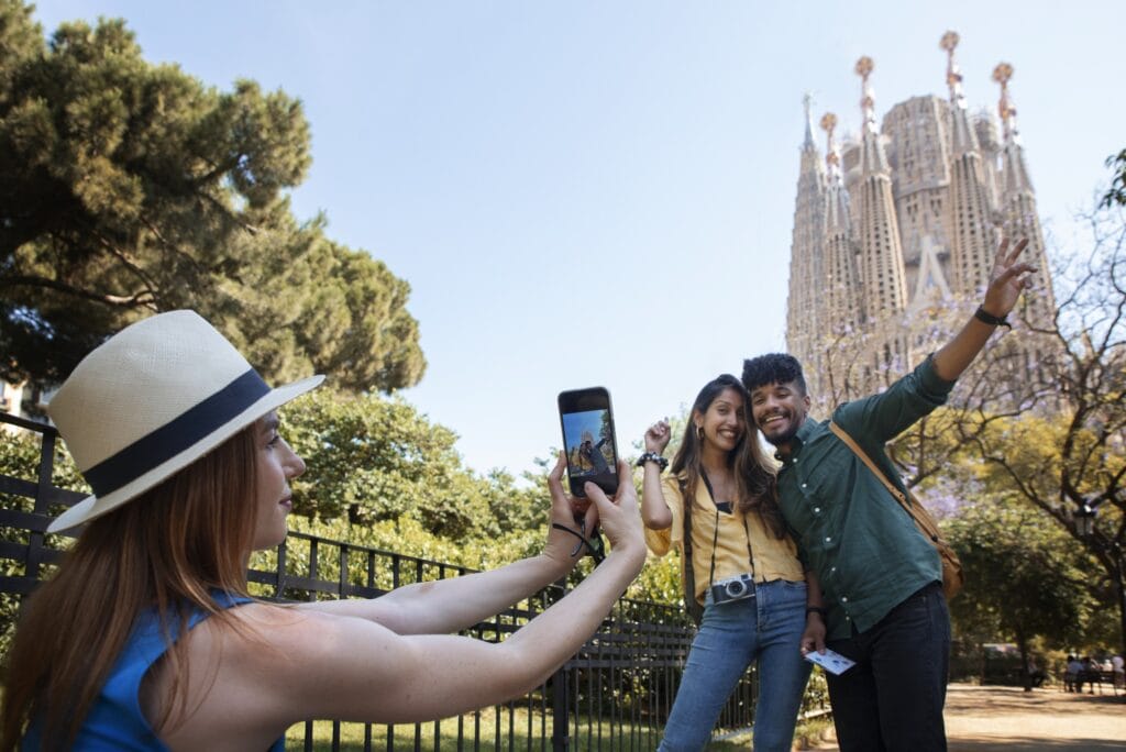 Viajar por España Turistas delante de la Sagrada Familia de Barcelona, haciendo fotos para dejar constancia de su viaje a España.