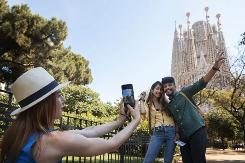 Viagem espanha turistas Turistas em frente à sagrada família, em barcelona, tirando fotos para registrar a viagem para a espanha