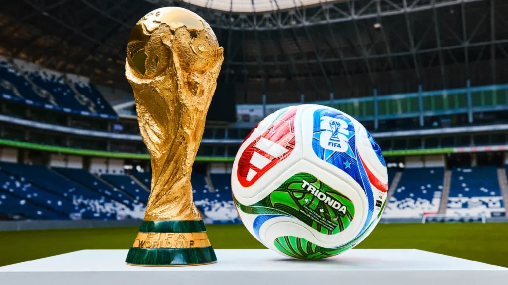 Copa do mundo 2026 conheca a trionda bola oficial 0021348700202510040824 Troféu da copa do mundo fifa 2026 ao lado da bola oficial trionda em estádio