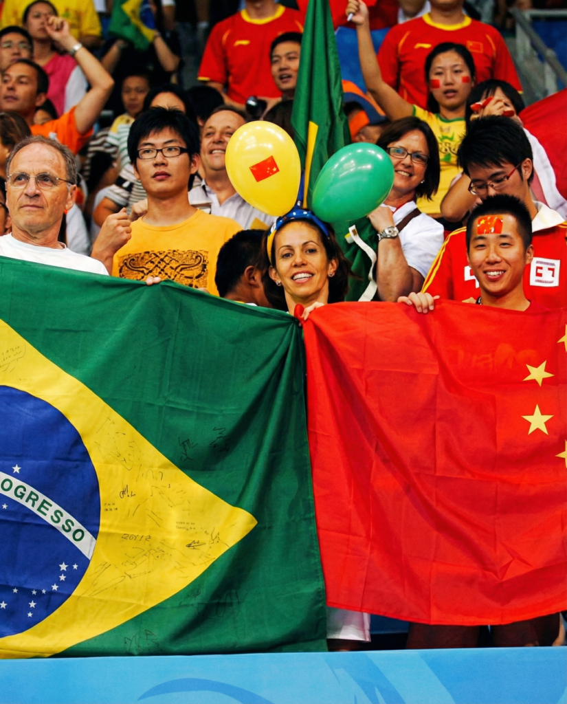 Freepik text1 refaa essa imagem mas na medida 45 e em alta 96093 Torcedores segurando bandeiras do brasil e da china em arquibancada de estádio