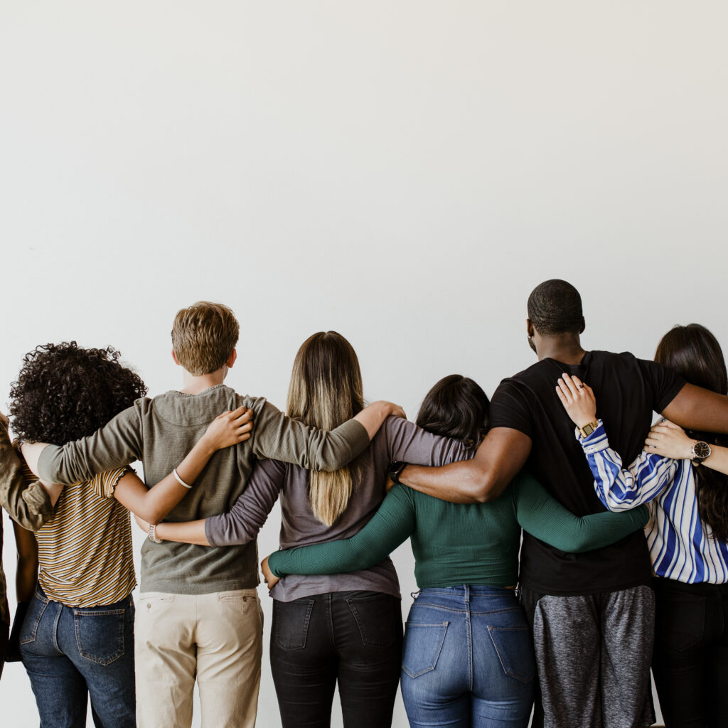 Rearview diverse people hugging each other Grupo diverso de pessoas abraçadas de costas em fundo branco