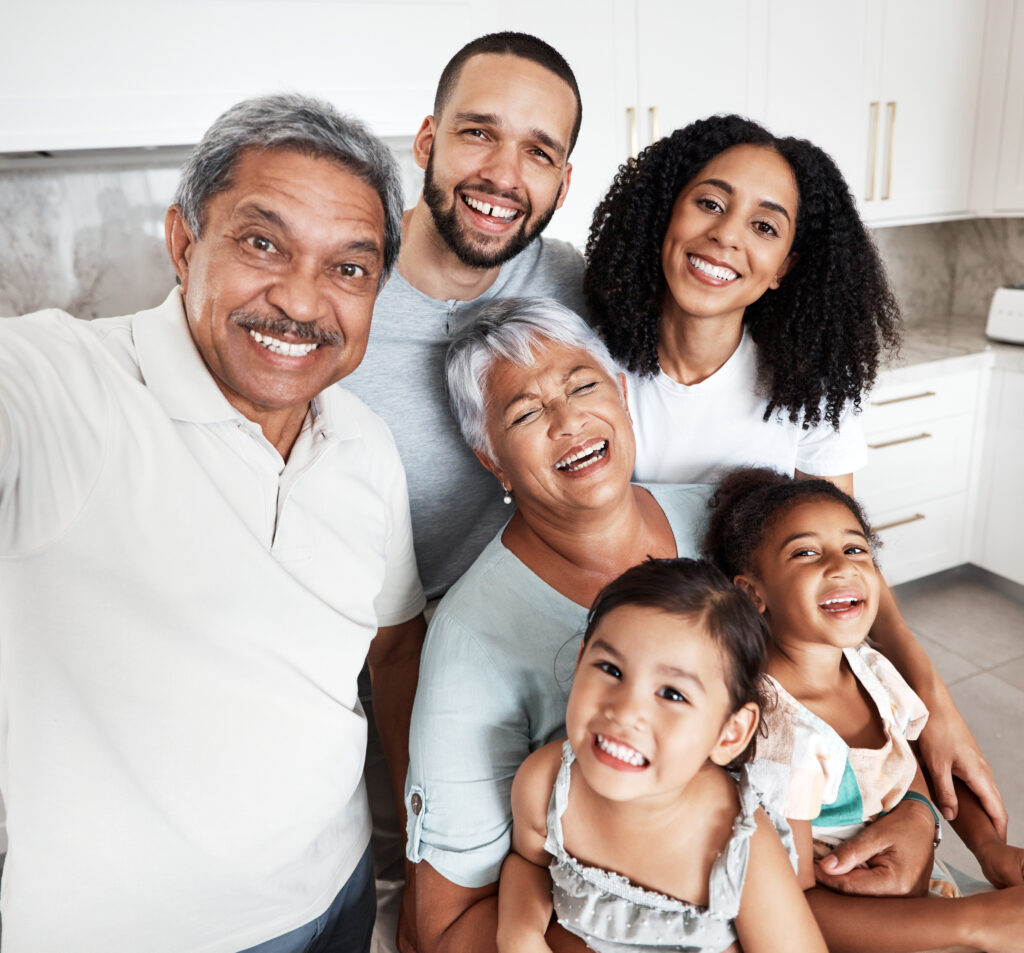 Selfie big family portrait home kitchen bonding having fun time love support happy father mother grandparents with girls kids laughing taking pictures social media Autorização de residência, regularização migratória, vínculo familiar, imigração no brasil