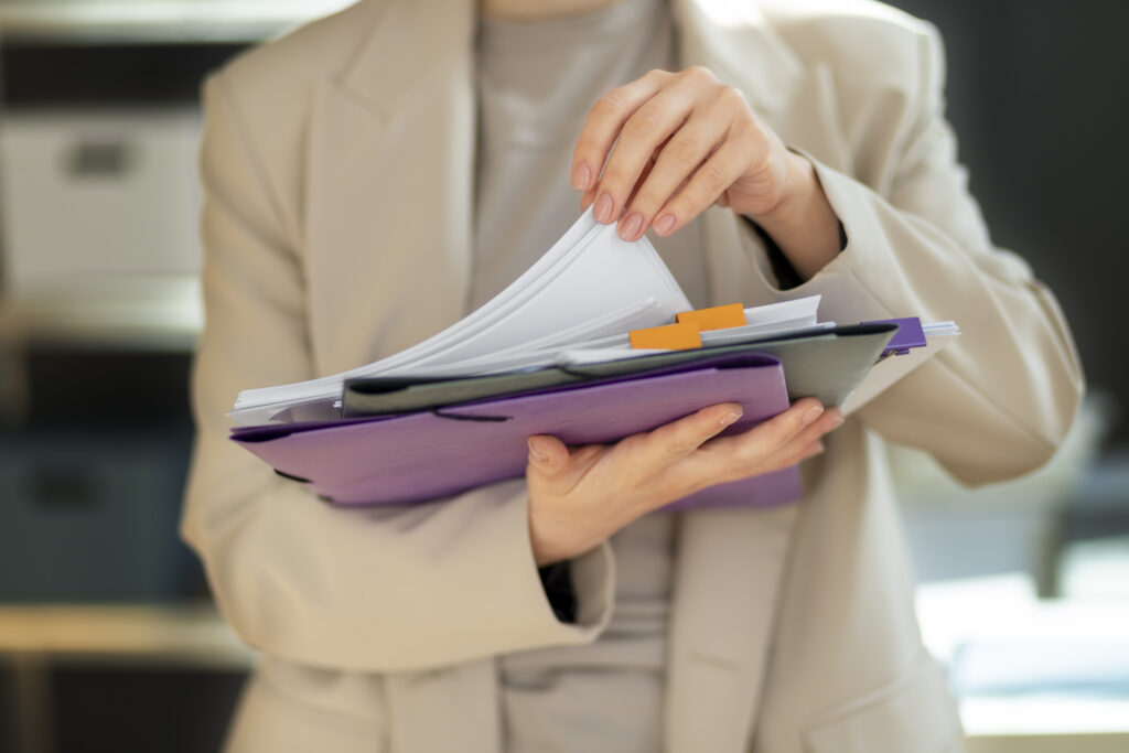 Young adult organizing documents O-que-empresa-de-relocation-faz