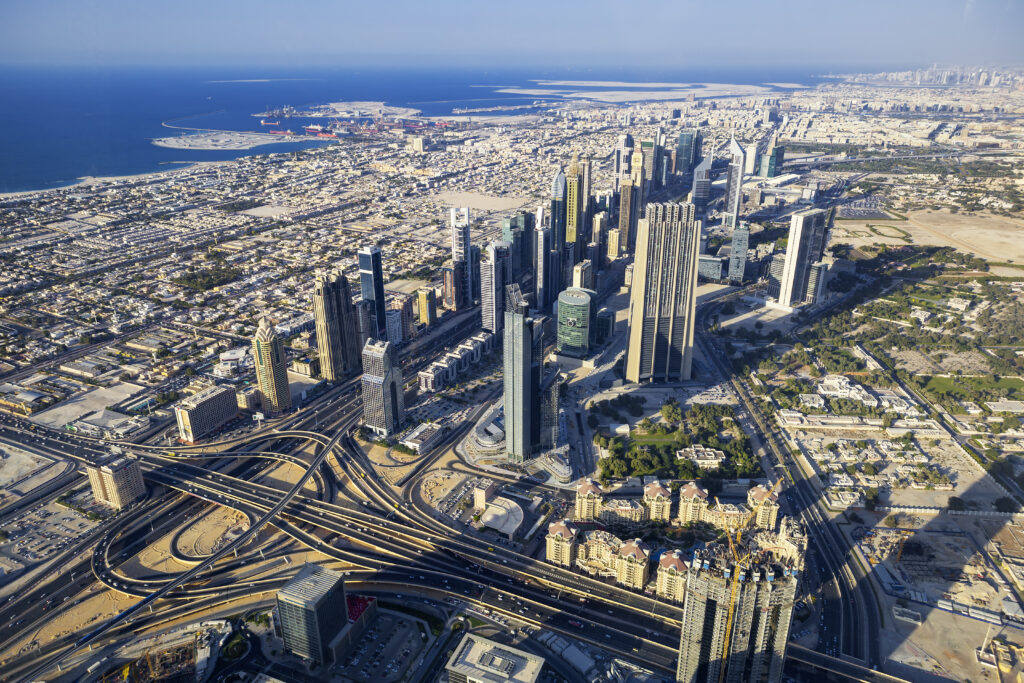 Aerial view dubai city from top tower Emirados árabes, relocação para dubai, riscos geopolíticos, mudança internacional, taxação em dubai